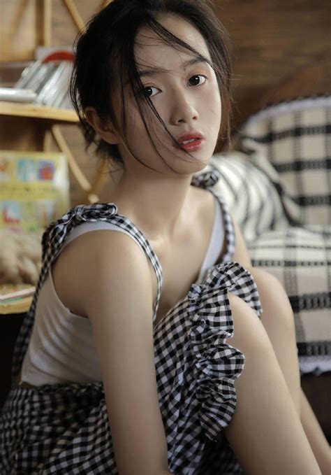 翟晓川今天参加阅兵仪式戴北京青年榜样奖章和首钢劳动模范奖章